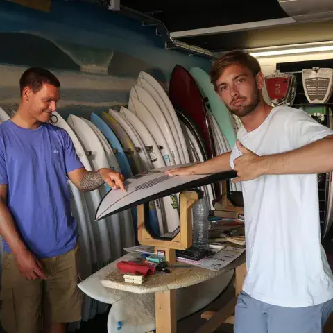 Conseil sur le choix d'une planche dans le surf shop