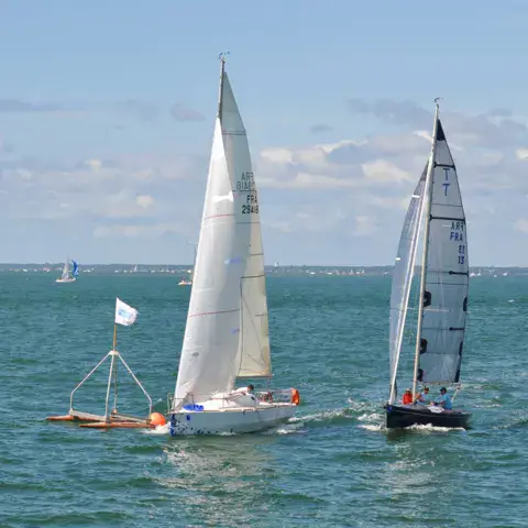 Voiliers en régate au large d'Arcachon