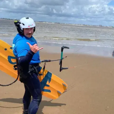 Moniteur équipé sur la plage avec du matériel de kite