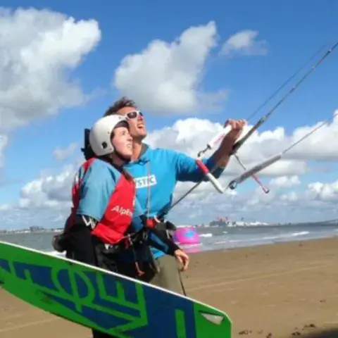 Cours de kitesurf en binôme avec un moniteur