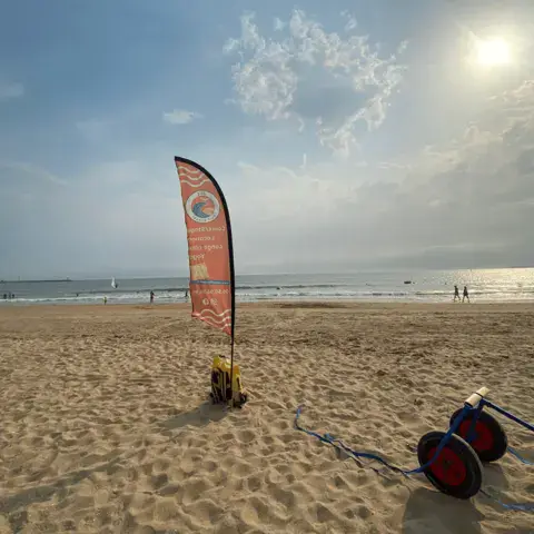 Fanion de l'école sur la plage de Pornichet
