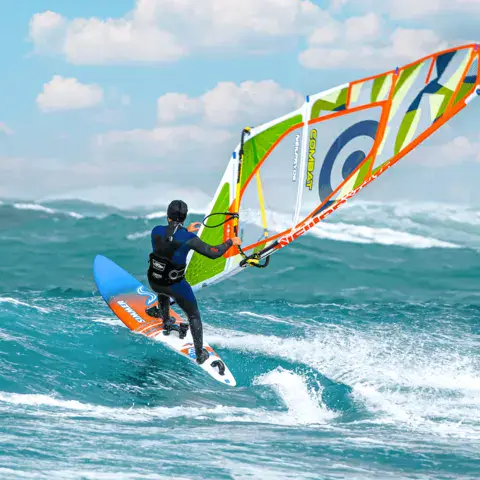 Planche à voile dans les vagues