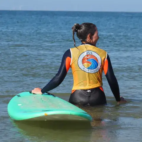 Monitrice avec une planche dans l'eau