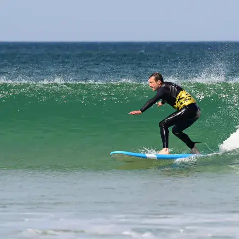 Surfeur sur une vague