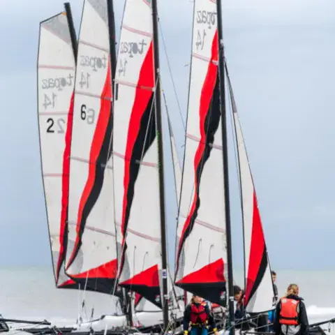 Catamarans alignés sur la plage