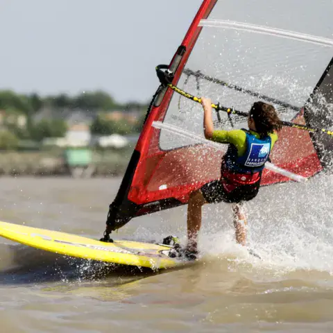 Cours de planche à voile sur l'eau