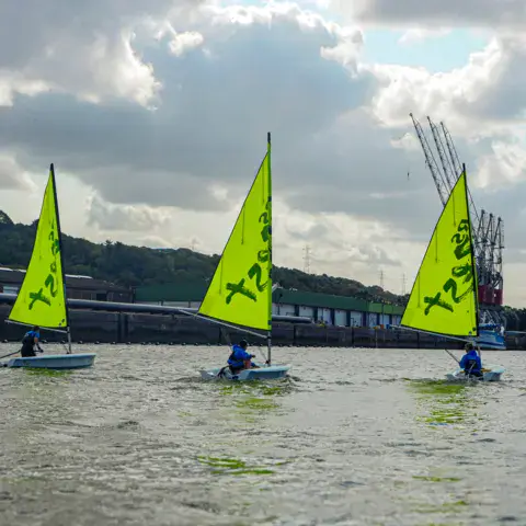 Dériveurs d'initiation sur le plan d'eau du port