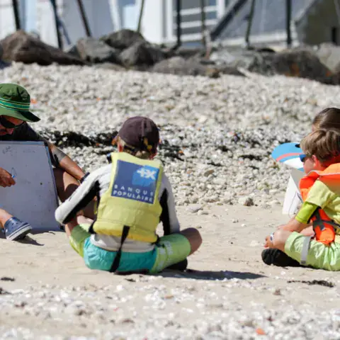 Enfants en activité sur la plage avec un animateur