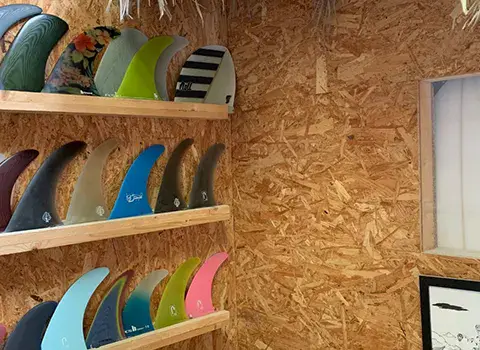 Dérives exposées dans le petit surf shop de l'atelier