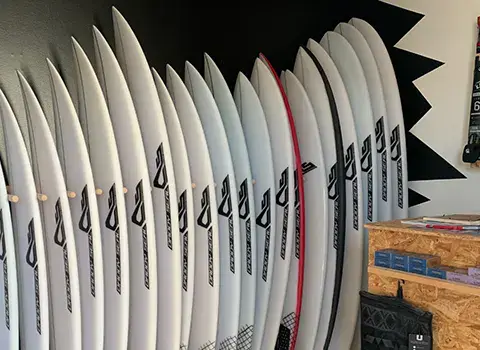 Planches de surf en rack dans l'atelier