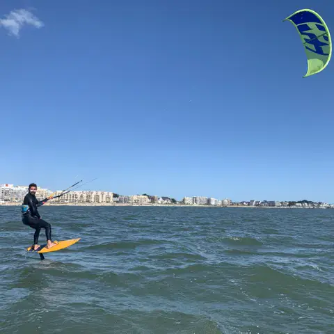 Kitefoil dans la baie de La Baule