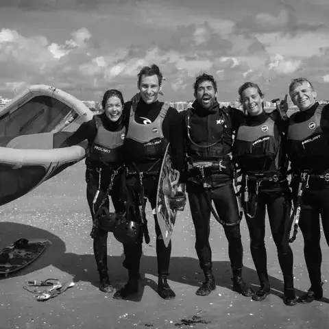 L'équipe d'élèves et de moniteurs sur la plage