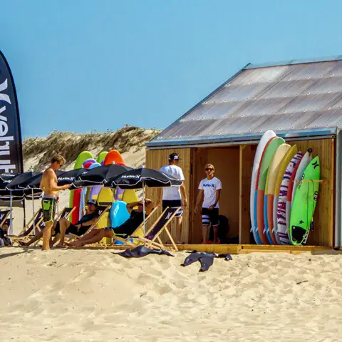 Cabane de plage de l'école de surf