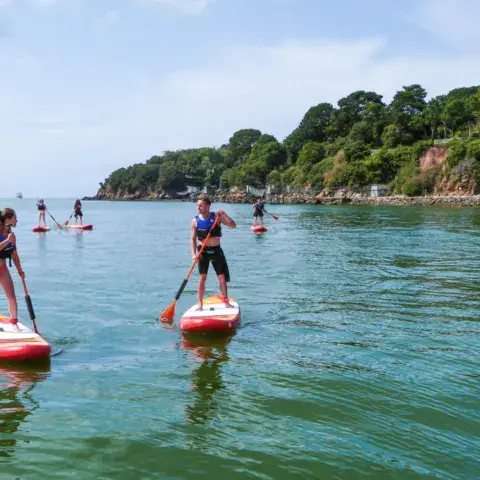 Randonnée en paddle sur l'eau calme