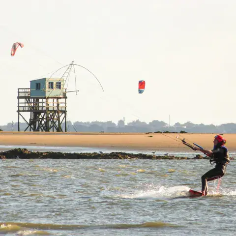 Kitesurfeur devant un ancien carrelet