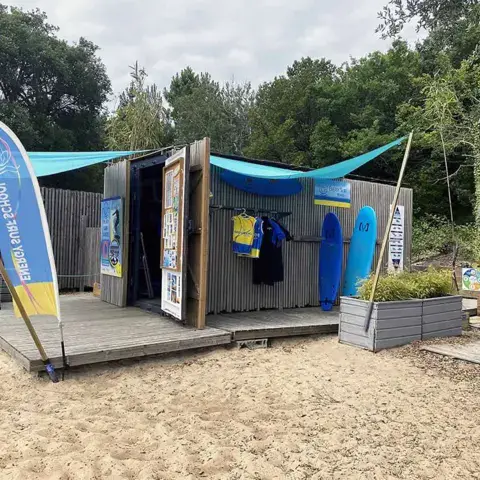 Local de l'école de surf et planches sur la plage