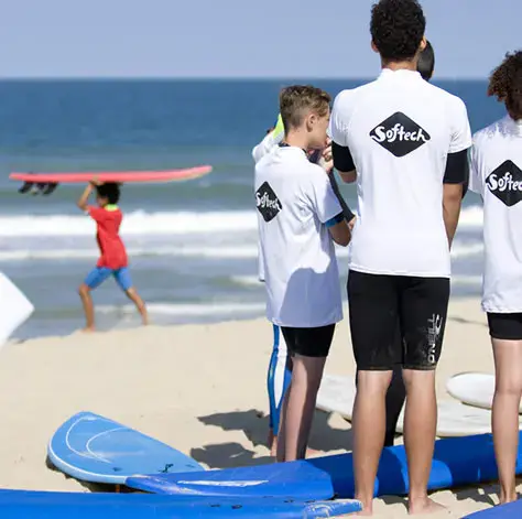 Élèves de l'école avant le cours sur la plage