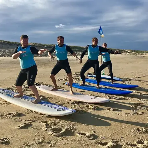 Élèves et moniteurs en cours sur la plage