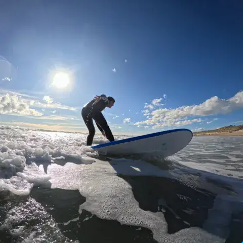 Surfeur sur une vague près de la plage