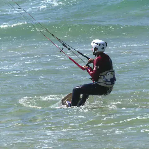 Élève de kitesurf dans les vagues