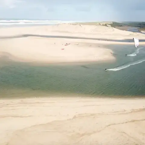 Lagune et plage de sable sur le spot de kitesurf