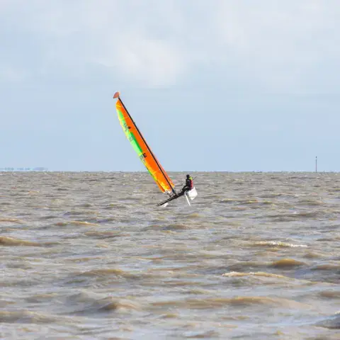 Voile en navigation sur la baie