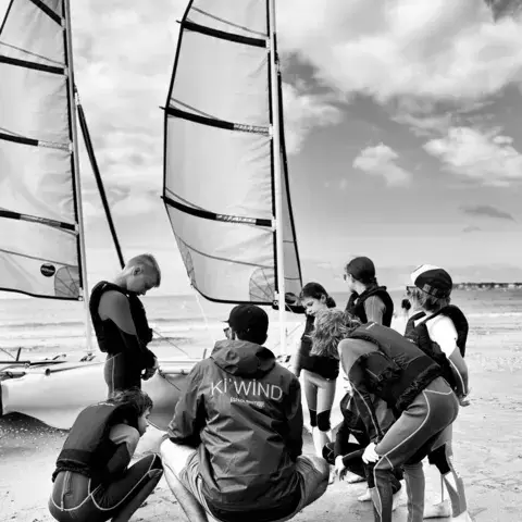 Groupe sur la plage de La Baule devant les catamarans