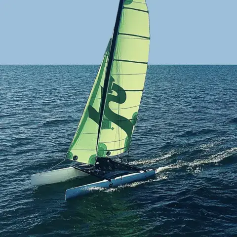Catamaran en navigation dans la baie