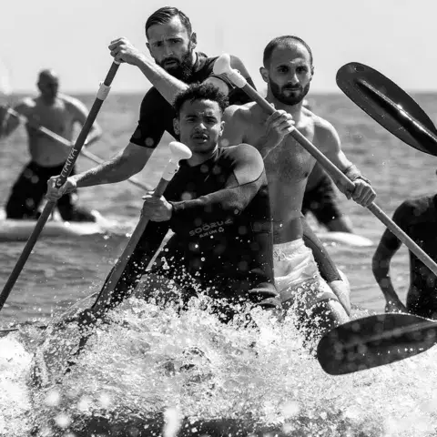 Équipage de pirogue en action
