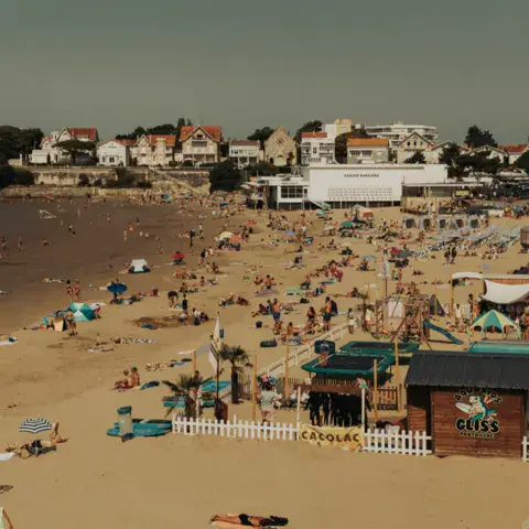 Vue de la plage de Pontaillac avec le club de plage