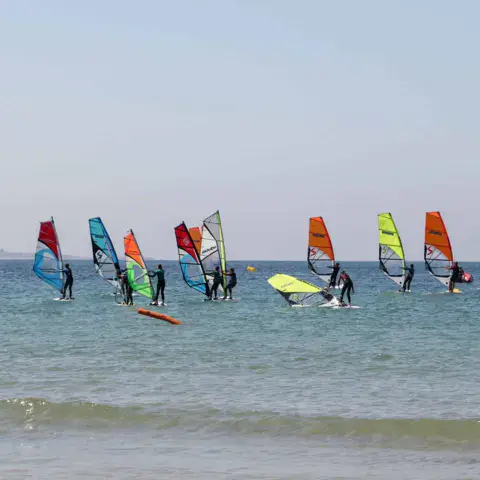 Groupe de planchistes sur l'eau
