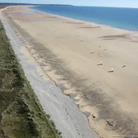Plage vue du ciel avec voiles sur le sable