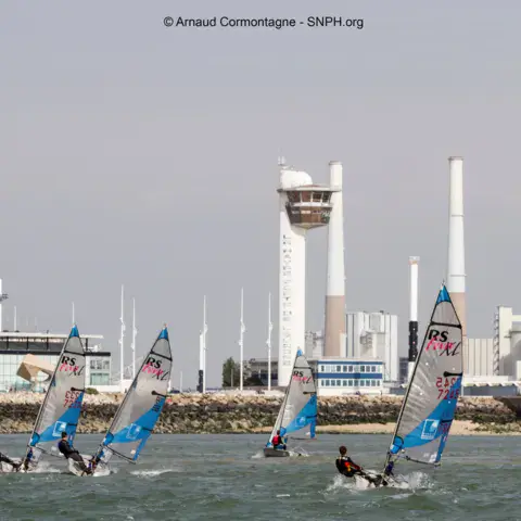 Planches à voile en régate