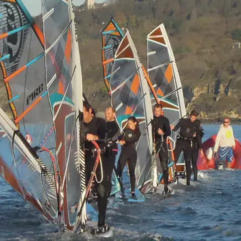Groupe de planchistes sur l'eau