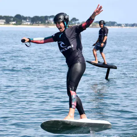 Session d'e-foil à deux dans la baie