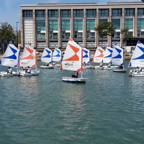 Flottille d'optimists dans le port