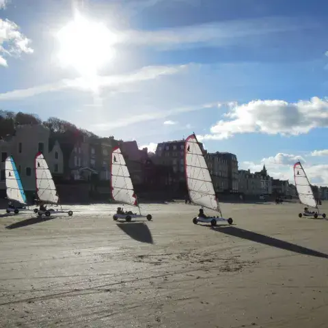Chars à voile sur la plage