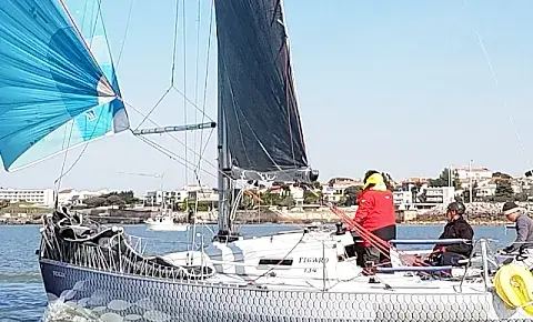 Voiliers au départ d'une régate devant le port de Royan