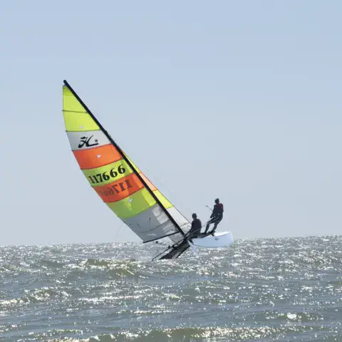 Catamaran en navigation dans la baie de La Baule