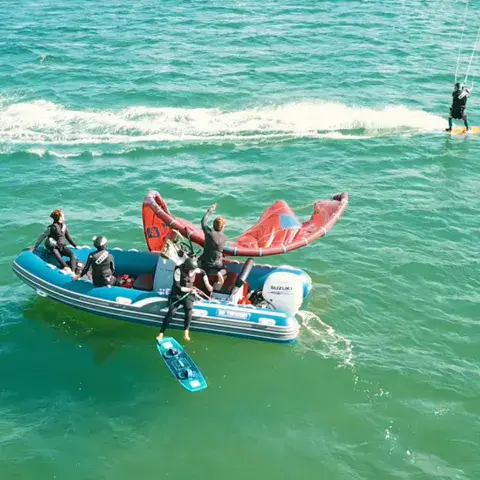 Cours de kitesurf avec le bateau d'encadrement
