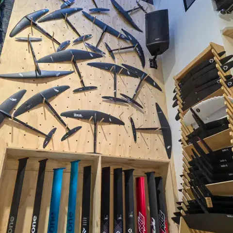 Mur de foils et de mâts au rayon wing