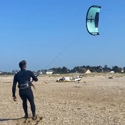 Session de kitesurf avec le matériel de la boutique