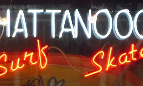 Enseigne néon du magasin Chattanooga Surf Skate