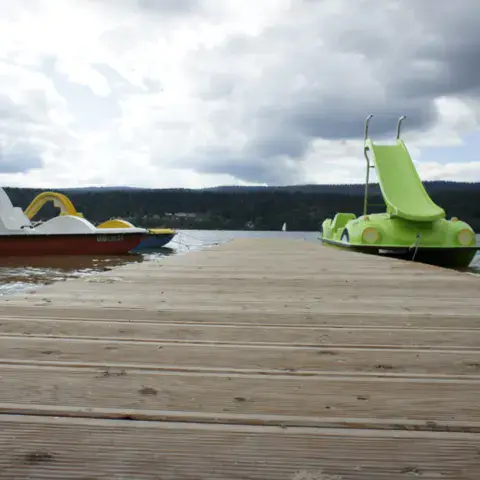 Ponton et pédalos du centre