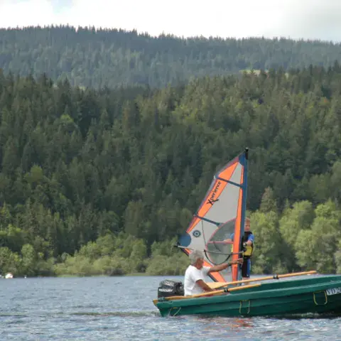 Bateau et planche à voile sur le lac de Joux