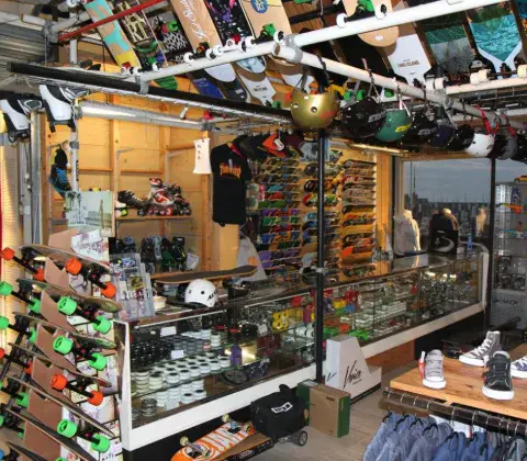 Rayon skateboards, casques et chaussures à l'intérieur du magasin