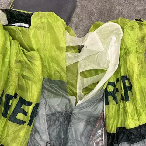 Réparation d'une aile de kitesurf à caissons à l'atelier