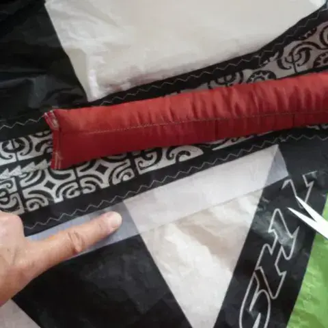 Pose d'une bande de tissu de renfort sur l'aile