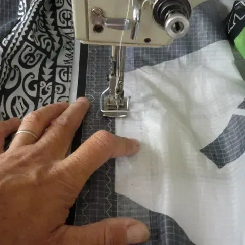 Couture du patch de réparation à la machine