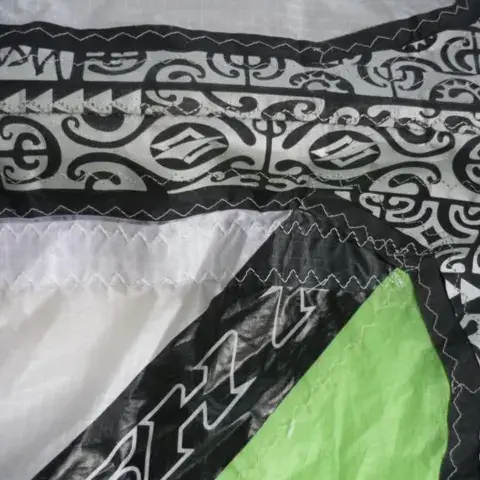 Aile de kitesurf réparée